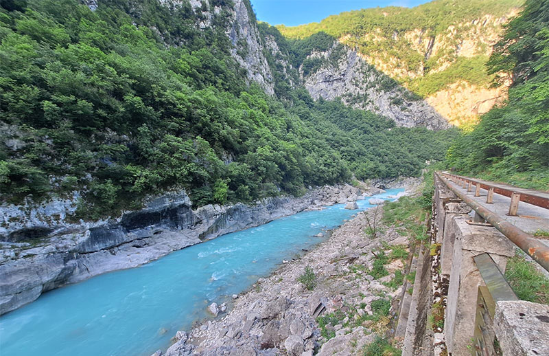 vista del fiume Cellina dalla strada