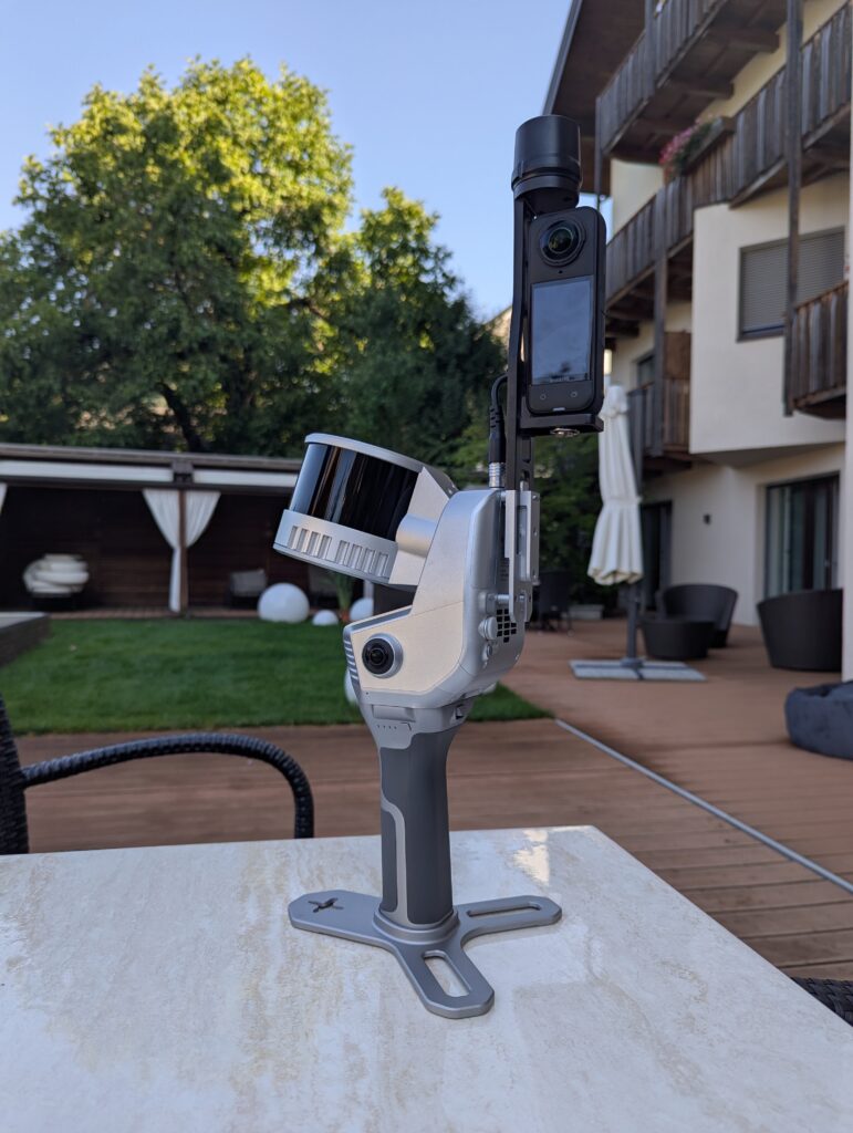 Stonex X120GO, laser scanner SLAM 3D, posizionato su supporto durante il rilievo degli spazi esterni di un hotel.